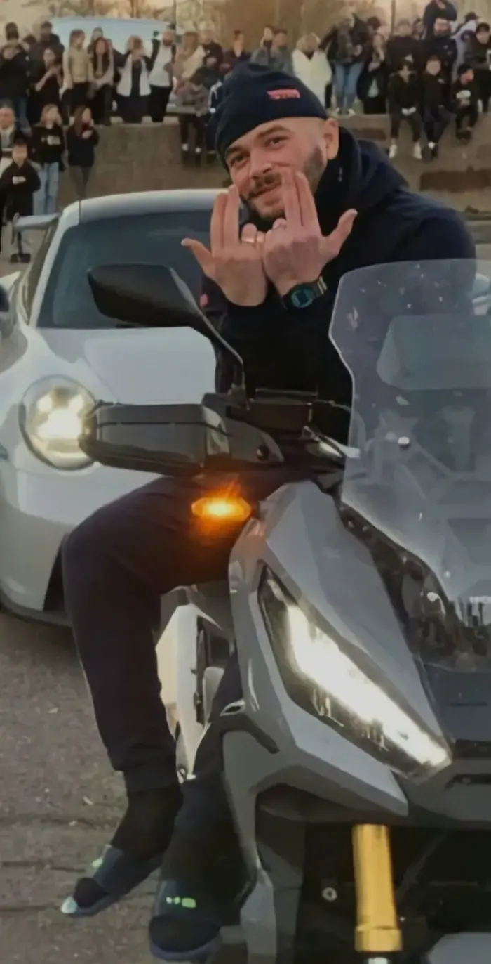 Jul on a scooter Background