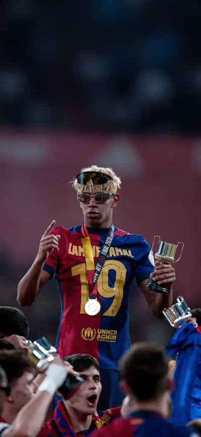 Lamine Yamal avec une Coupe