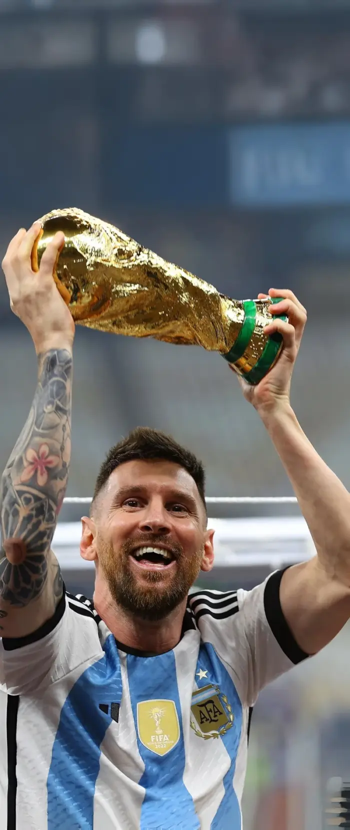Lionel Messi qui soulève la Coupe du Monde