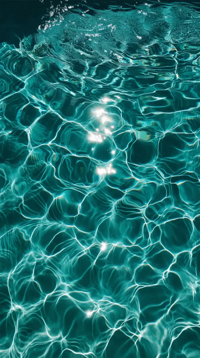 Turquoise water with luminous reflections