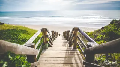 Plage paradisiaque Escalier en bois vers la Plage
