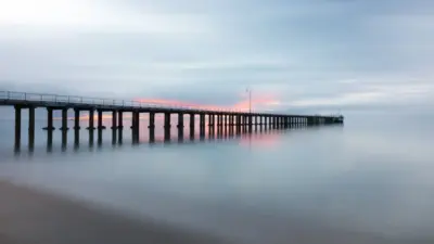 Calme et sérénité, coucher de soleil sur un pont
