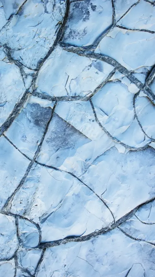 Glace avec des fissures bleues