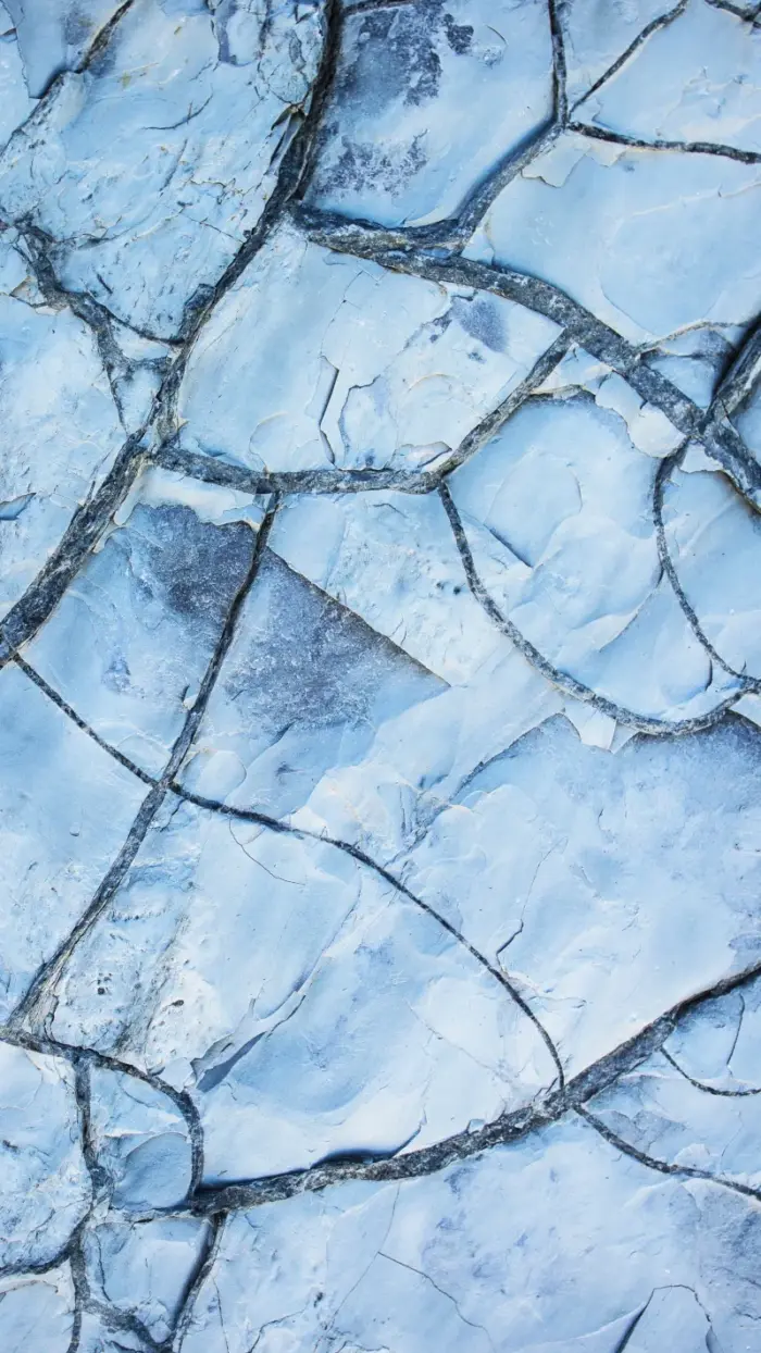 Glace avec des fissures bleues