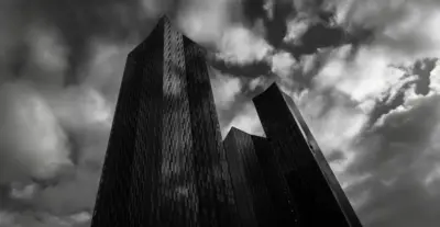Photographie sombre de gratte ciel