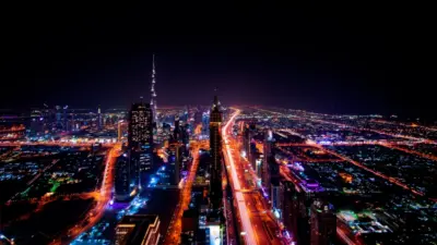 Dubai de nuit avec vues époustouflantes et illuminations urbaines