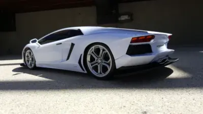 Lamborghini blanche arrière plan