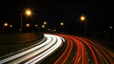 Route dynamique dans la nuit