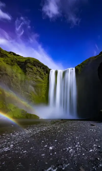 Cascade majestueuse avec arc-en-ciel
