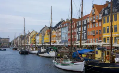 Port de peche avec maison coloré