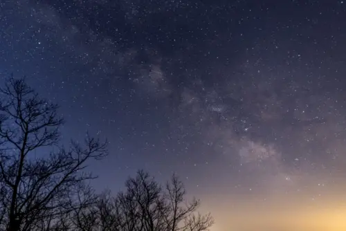 Magnificent starry sky in the middle of the night wallpaper HD 4K for desktop