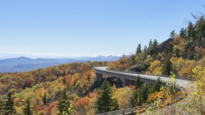 Paysage de montagne d'automne