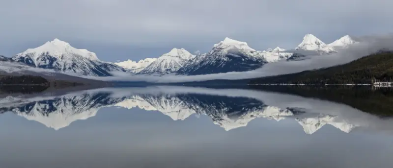 Paysage de Montagnes Reflet sur Lac