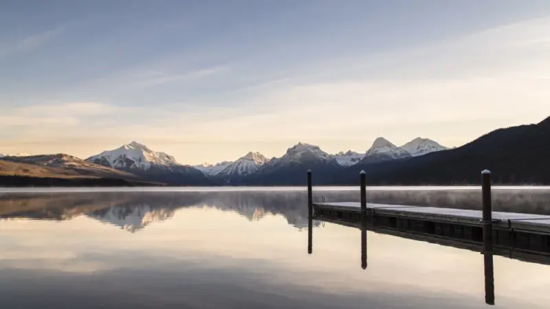 Image d'un grand lac au bord des montagne