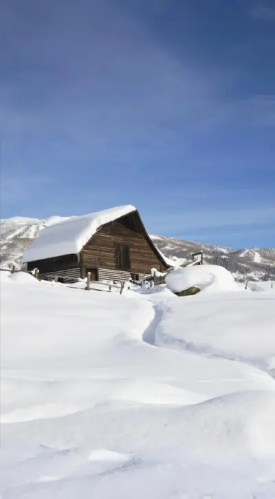 Chalet enneigé dans la montagne