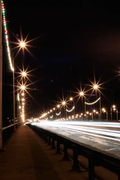 Pont lumineux de nuit