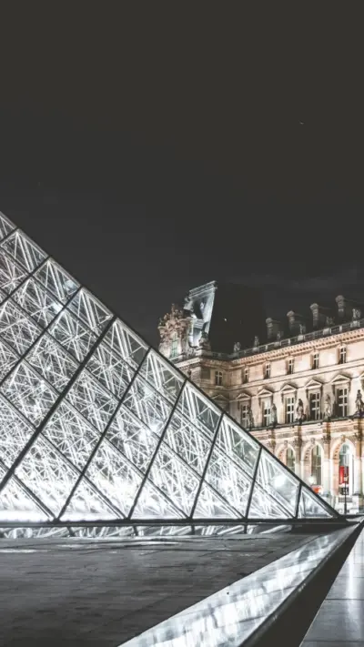 Pyramide du louvre paris