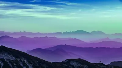 Paysage montagne coloré violette et bleu