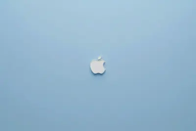 Logo Apple minimaliste arrière plan bleu