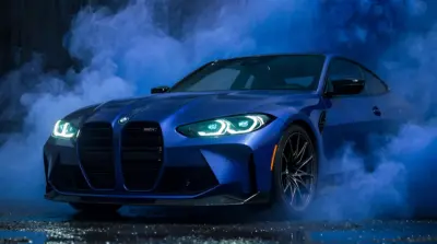 Blue and smoked BMW M4 Competition in the background