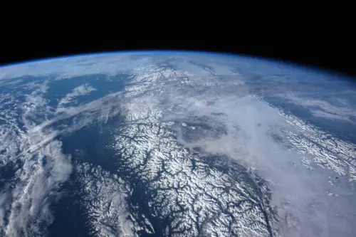 Terre vue de l'espace avec les montagnes enneigées