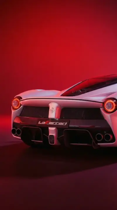 Supercar Ferrari sur fond rouge