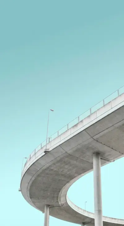 Pont minimaliste et ciel bleu