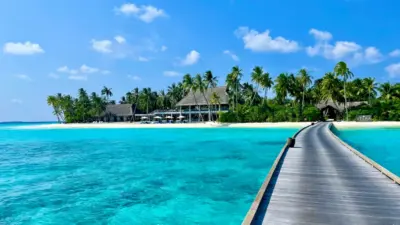 Île paradisiaque avec ponton et mer turquoise wallpaper HD 4K for desktop