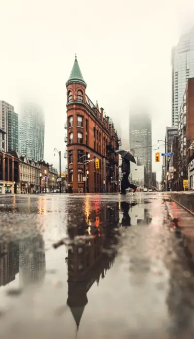 Toronto sous la pluie avec reflets urbains