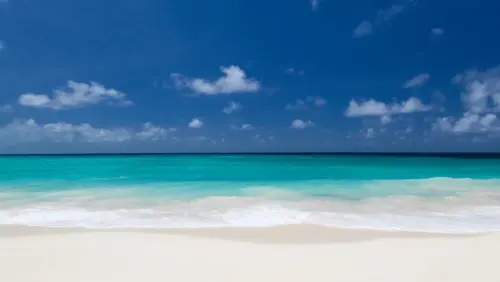 Tropical beach and turquoise sea wallpaper HD 4K for desktop