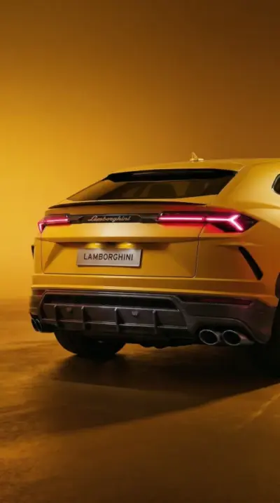 Supercar Lamborghini Urus jaune