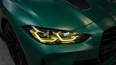 BMW M3 phares LED jaunes gros plan