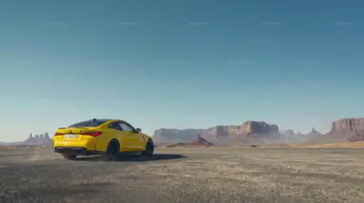 Paysage desert avec une BMW m3 jaune