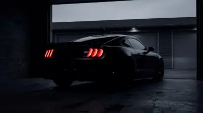 Ford Mustang dans un garage sombre