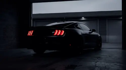 Ford Mustang dans un garage sombre fonds d’écran HD 4K pour ordinateur