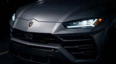 Lamborghini Urus phares LED avant arrière plan