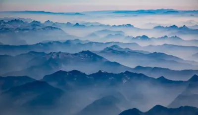 Montagnes brumeuses en couches et paysage bleu panoramique