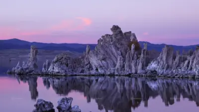 Lac miroir avec formations rocheuses et coucher de soleil montagne