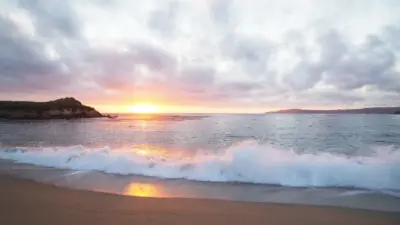 Coucher de soleil plage et vagues d'océan relaxant