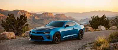 Chevrolet Camaro bleue en montagne