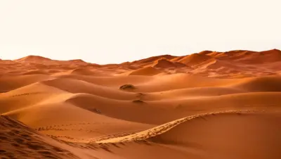 Dunes désertiques dorées minimaliste