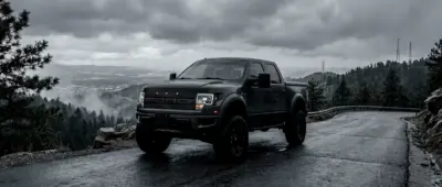 Ford Raptor noir sous l’orage