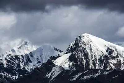 Montagnes enneigées sous ciel nuageux fond pour pc