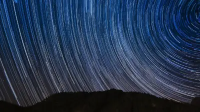 Ciel étoilé et traînées d’étoiles en haute résolution