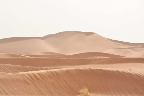 Minimalist desert with a white sky wallpaper HD 4K for desktop