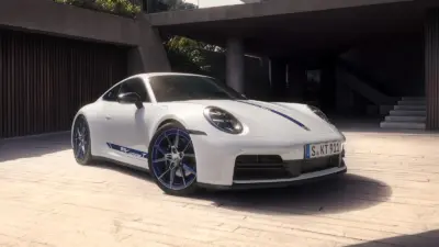 Porsche 911 Carrera T gris argent devant villa moderne
