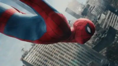 Spider-Man en plein vol entre les gratte-ciels