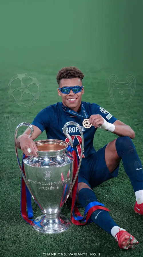 Désiré Doué avec le trophée de la Ligue des Champions