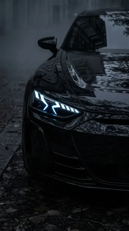 Audi noire dans une rue brumeuse