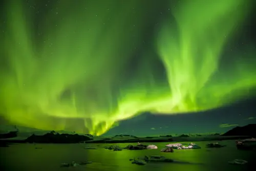 Aurore boréale verte au-dessus d’un lac gelé fonds d’écran HD 4K pour ordinateur